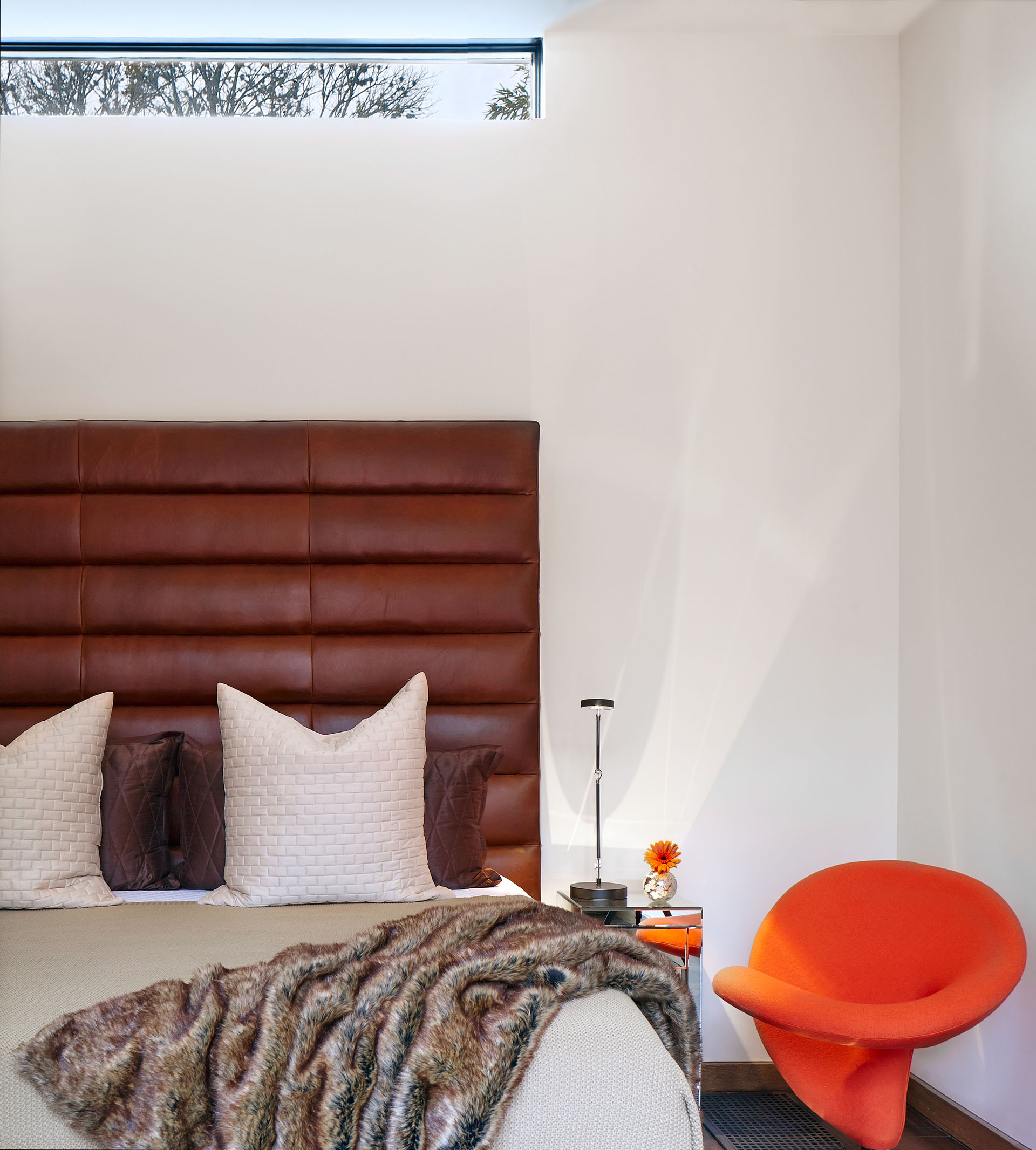 A Sustainable Contemporary Home with Stylish and Playful Interiors in San Antonio by John Grable Architects (22)