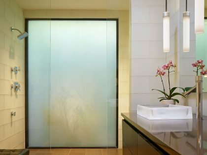 A Sustainable Contemporary Home with Stylish and Playful Interiors in San Antonio by John Grable Architects (25)