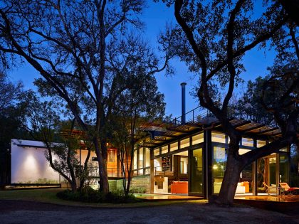 A Sustainable Contemporary Home with Stylish and Playful Interiors in San Antonio by John Grable Architects (31)