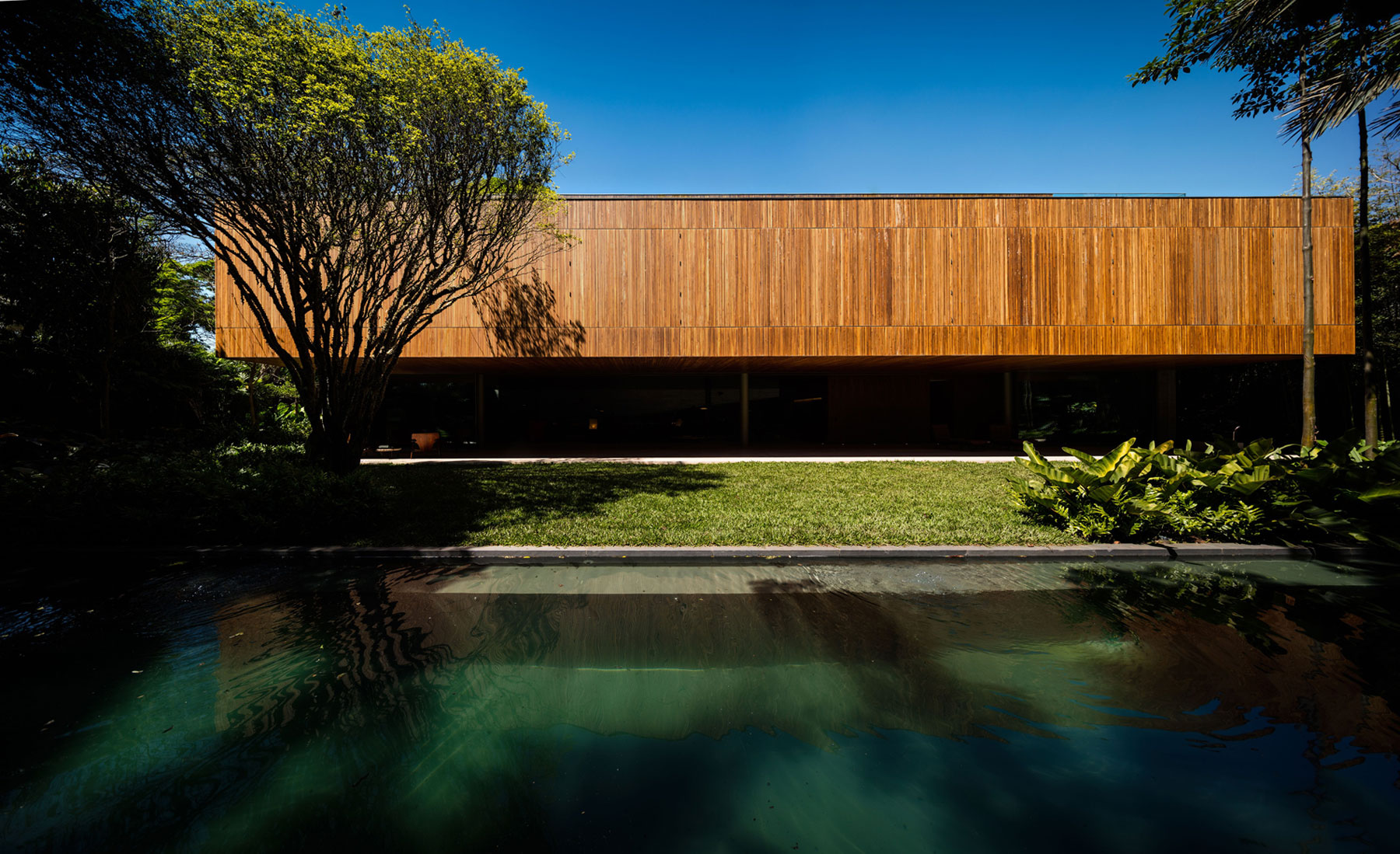 A Swanky and Elegant Modern House with Natural and Raw Materials in São Paulo by Studio mk27 (1)