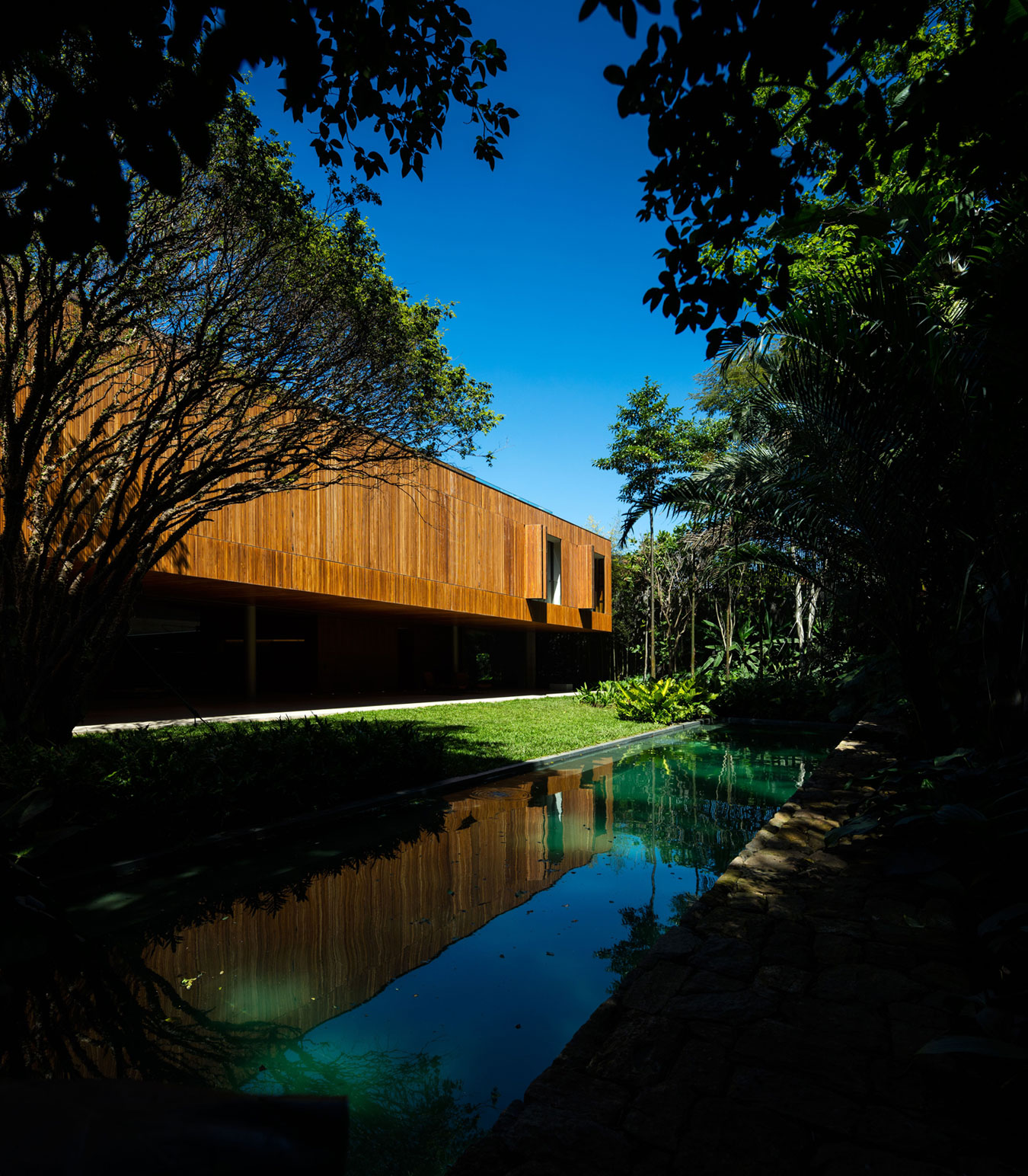 A Swanky and Elegant Modern House with Natural and Raw Materials in São Paulo by Studio mk27 (2)