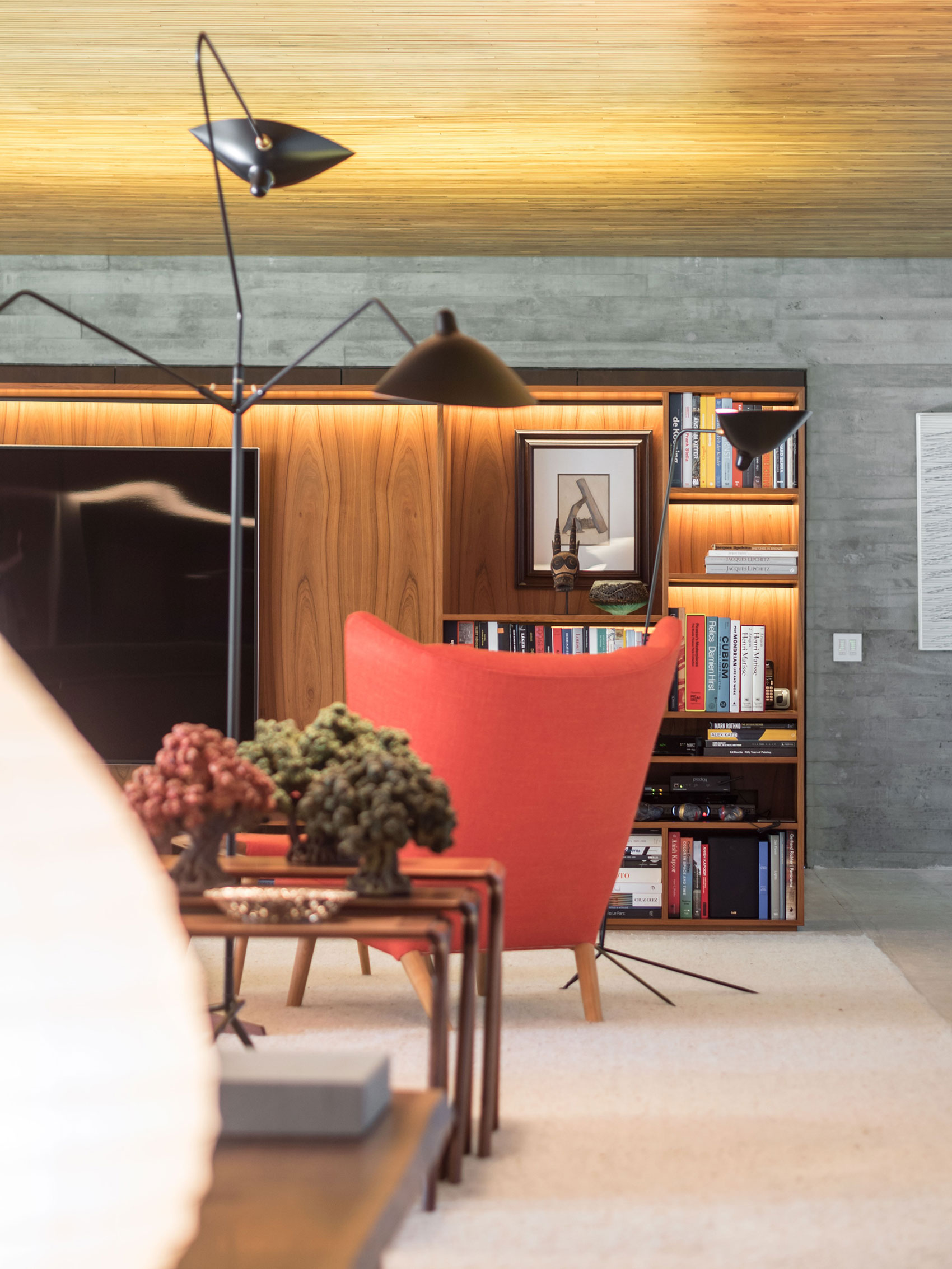 A Swanky and Elegant Modern House with Natural and Raw Materials in São Paulo by Studio mk27 (27)