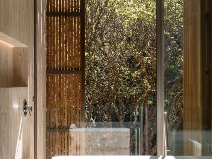 A Swanky and Elegant Modern House with Natural and Raw Materials in São Paulo by Studio mk27 (37)