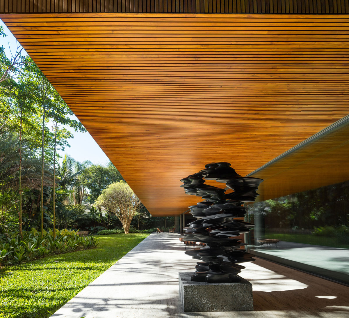 A Swanky and Elegant Modern House with Natural and Raw Materials in São Paulo by Studio mk27 (4)