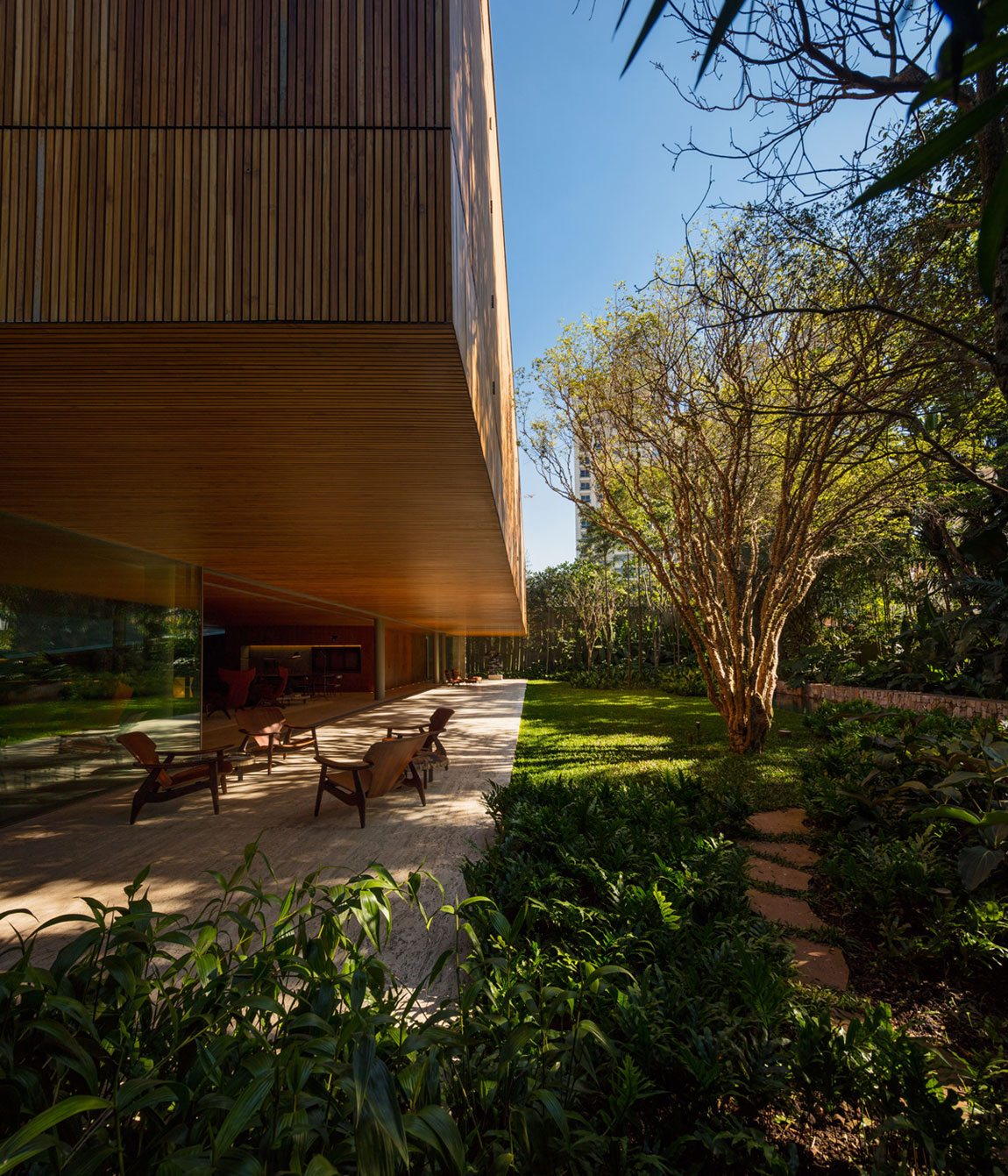A Swanky and Elegant Modern House with Natural and Raw Materials in São Paulo by Studio mk27 (5)