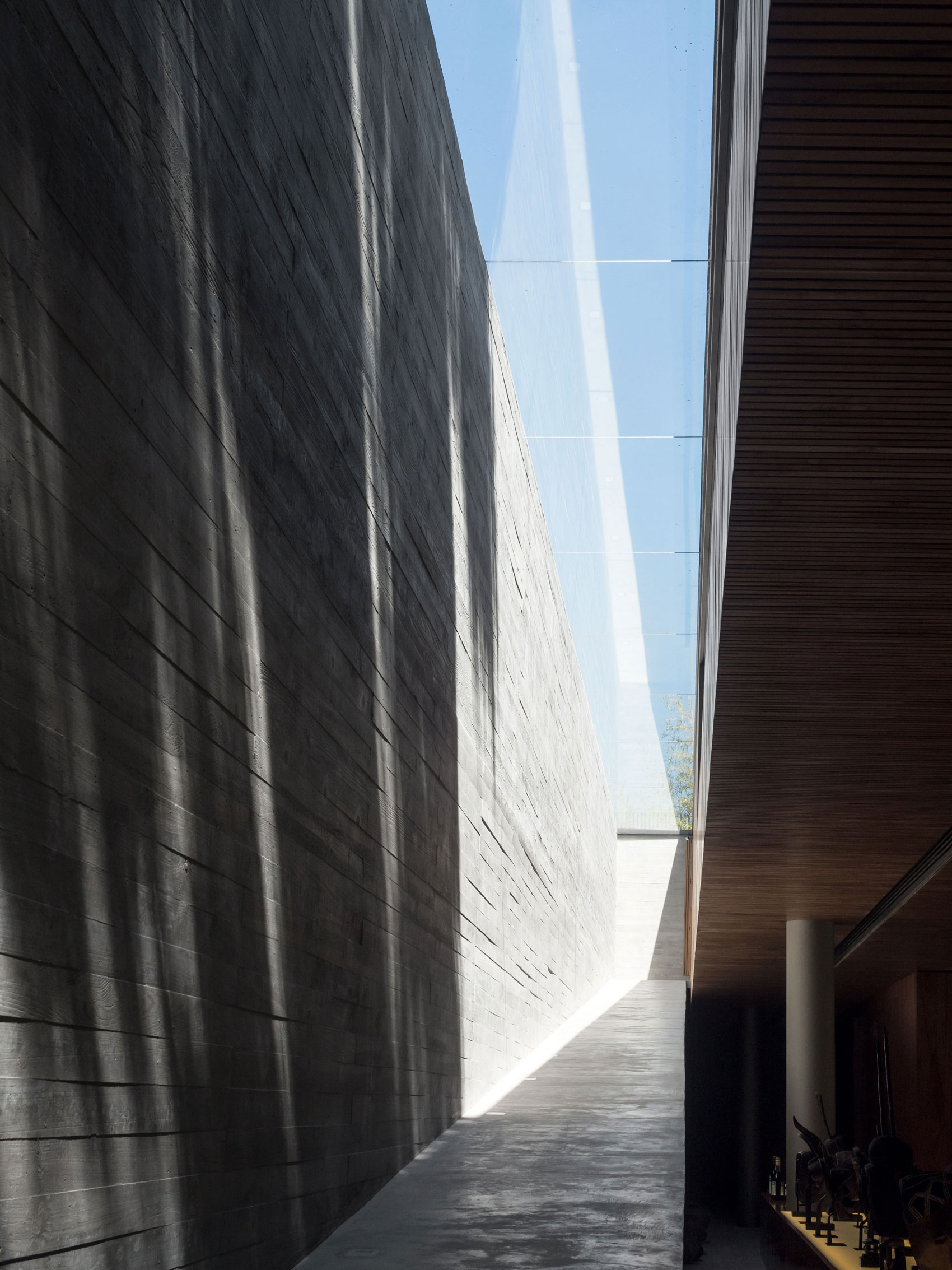 A Swanky and Elegant Modern House with Natural and Raw Materials in São Paulo by Studio mk27 (8)