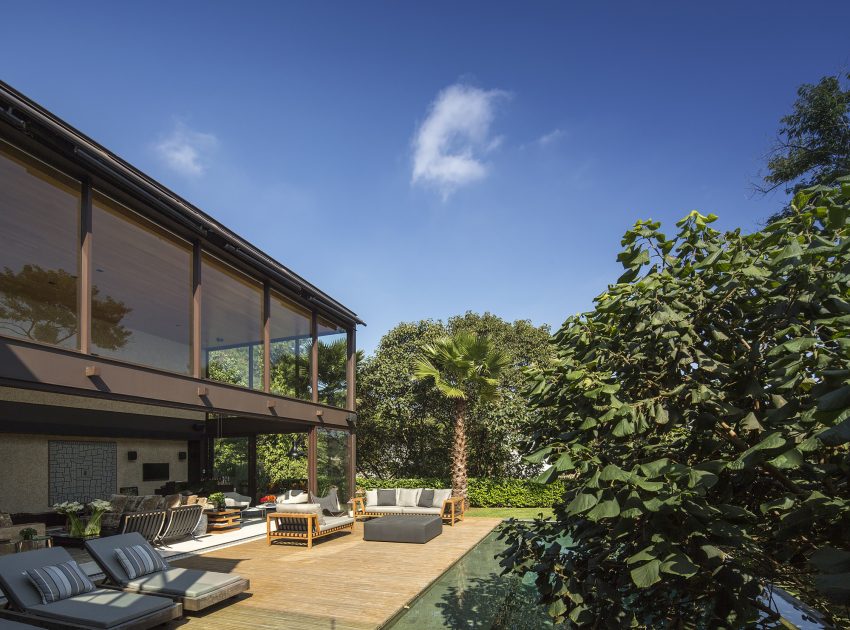 A Spectacular Home with Surprising Interior and Transparent Walls in São Paulo by Fernanda Marques Arquitetos Associados (1)