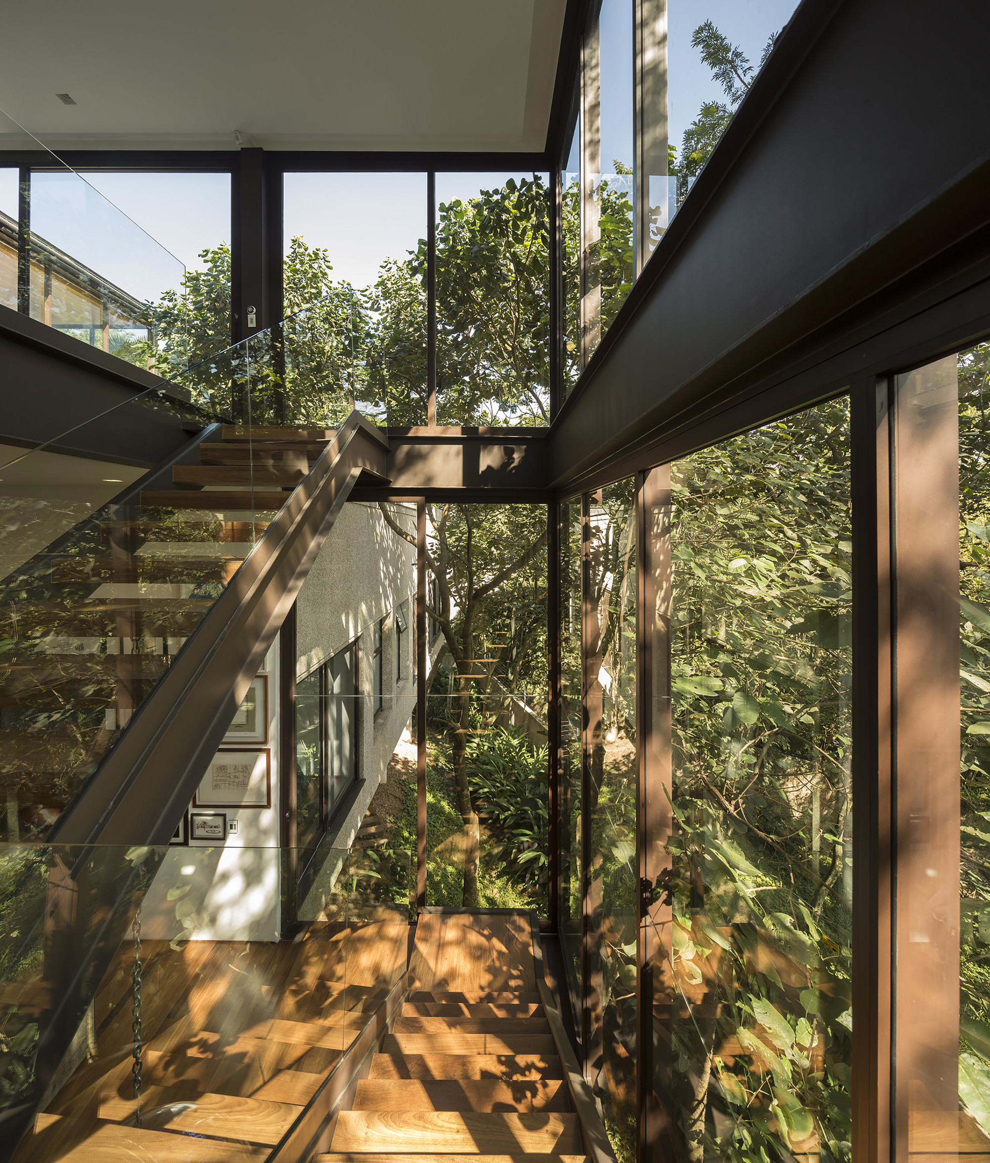 A Spectacular Home with Surprising Interior and Transparent Walls in São Paulo by Fernanda Marques Arquitetos Associados (11)