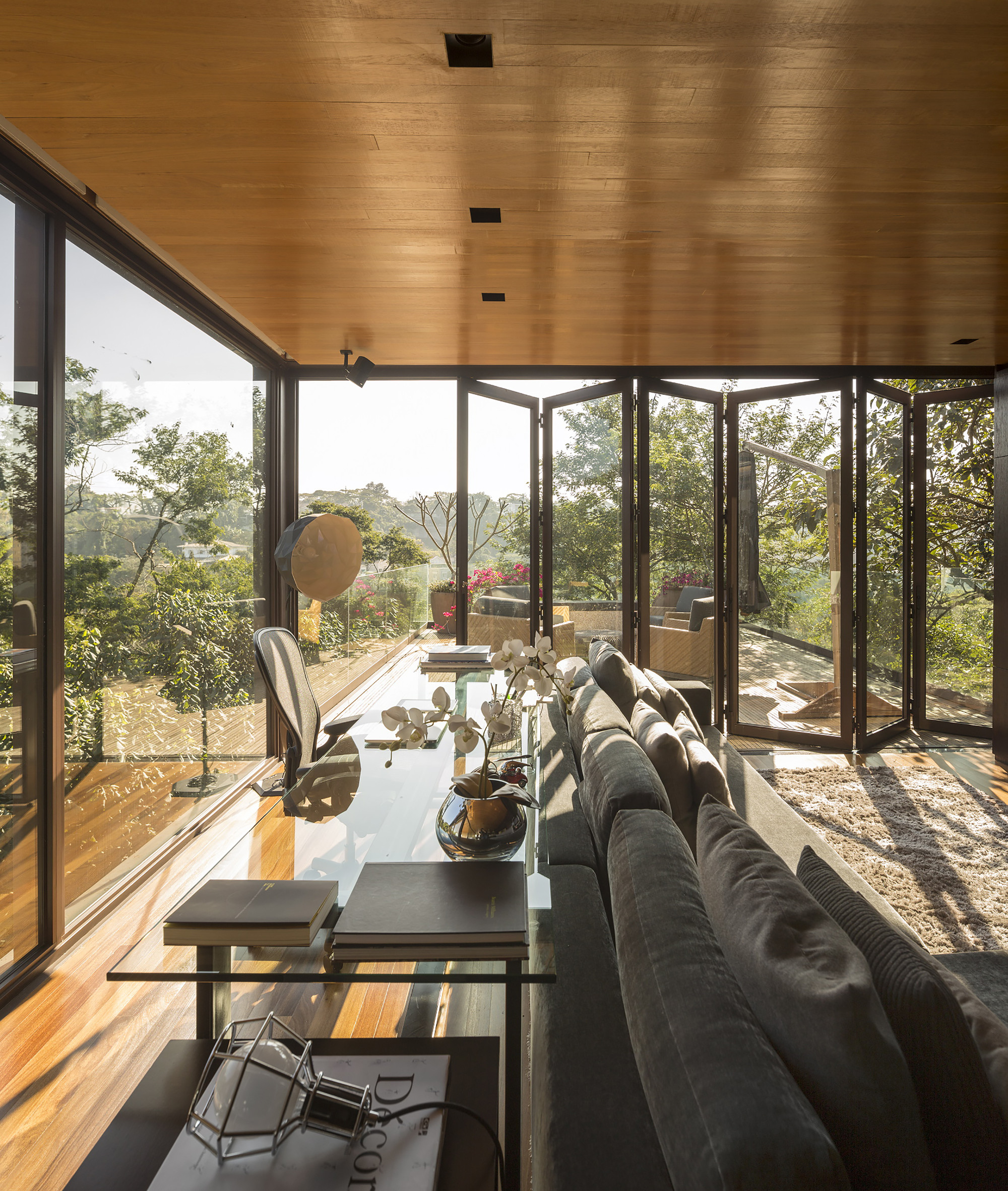 A Spectacular Home with Surprising Interior and Transparent Walls in São Paulo by Fernanda Marques Arquitetos Associados (15)