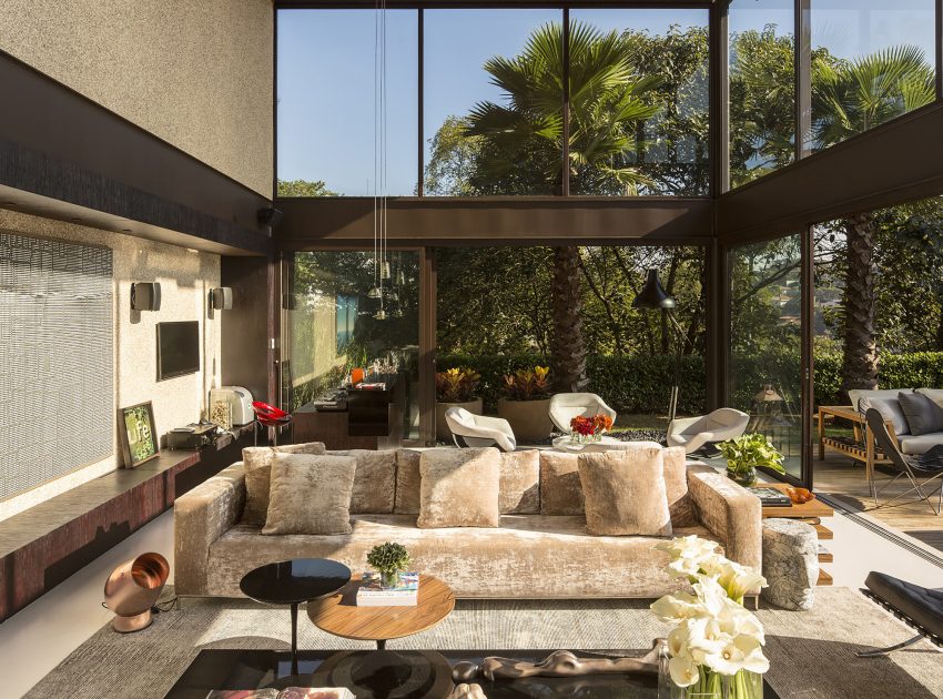 A Spectacular Home with Surprising Interior and Transparent Walls in São Paulo by Fernanda Marques Arquitetos Associados (16)