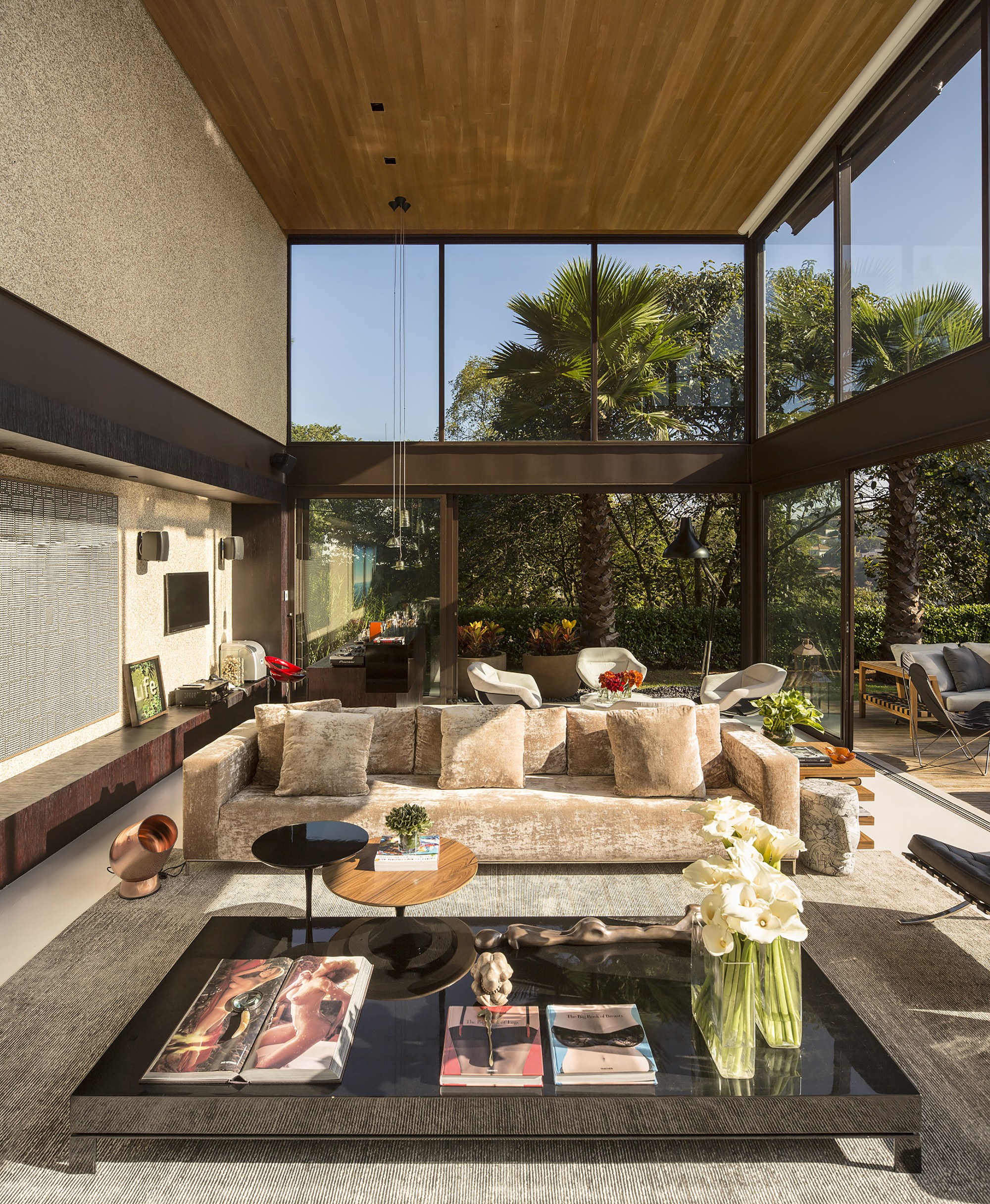 A Spectacular Home with Surprising Interior and Transparent Walls in São Paulo by Fernanda Marques Arquitetos Associados (16)