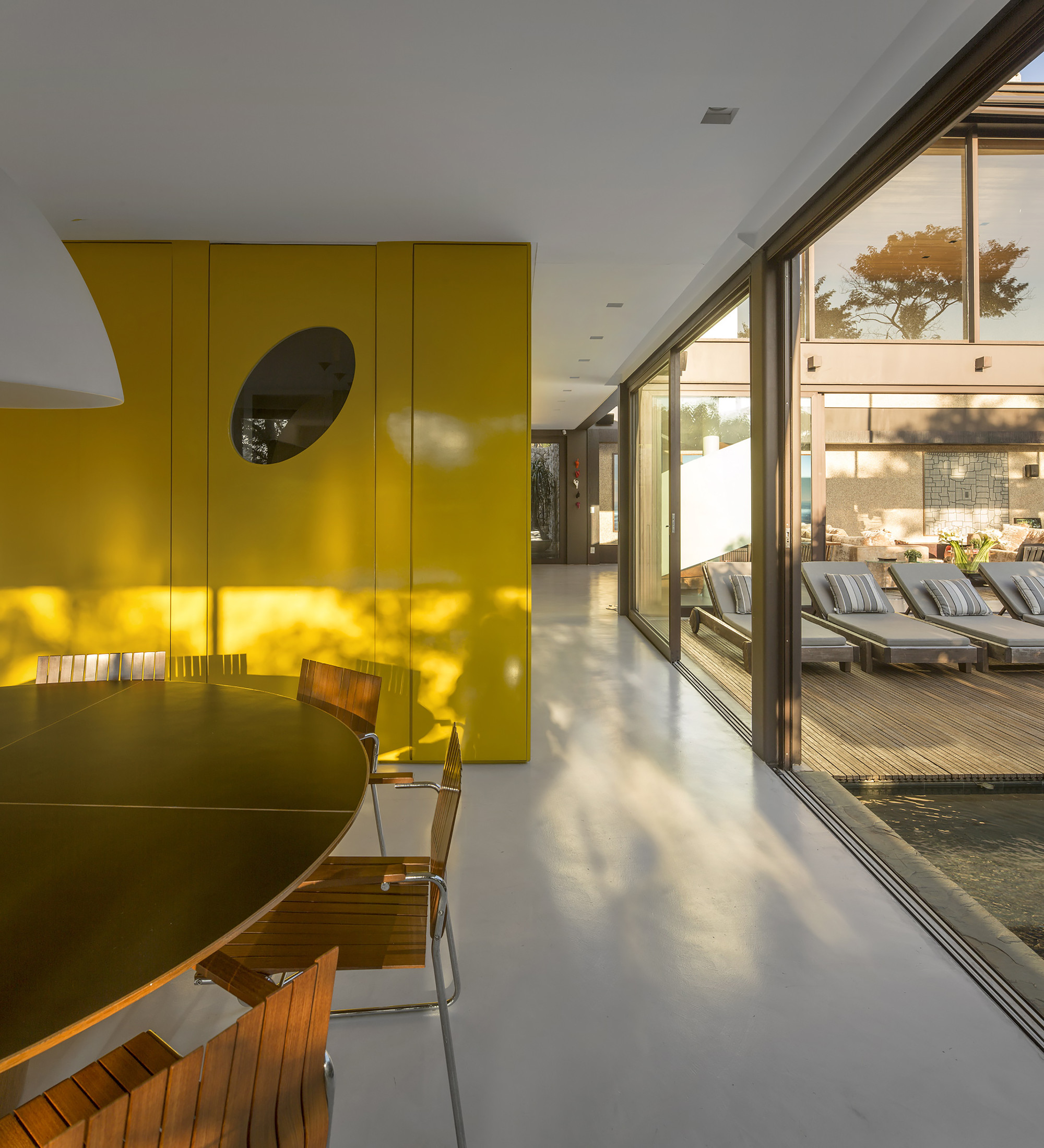 A Spectacular Home with Surprising Interior and Transparent Walls in São Paulo by Fernanda Marques Arquitetos Associados (18)