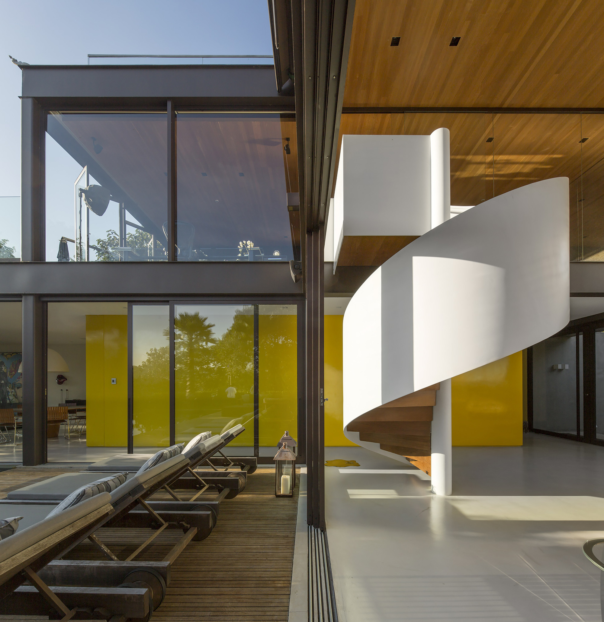 A Spectacular Home with Surprising Interior and Transparent Walls in São Paulo by Fernanda Marques Arquitetos Associados (19)