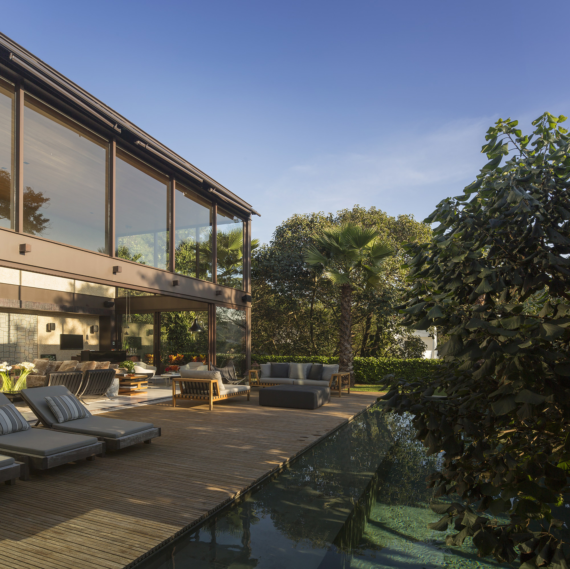 A Spectacular Home with Surprising Interior and Transparent Walls in São Paulo by Fernanda Marques Arquitetos Associados (2)