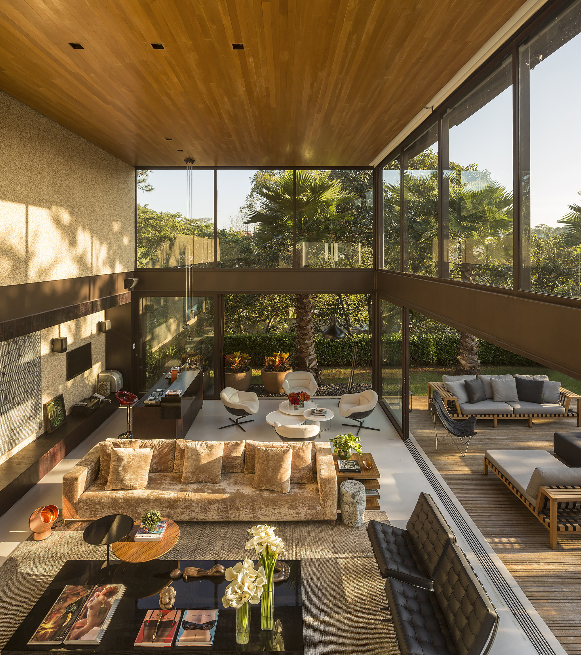 A Spectacular Home with Surprising Interior and Transparent Walls in São Paulo by Fernanda Marques Arquitetos Associados (20)