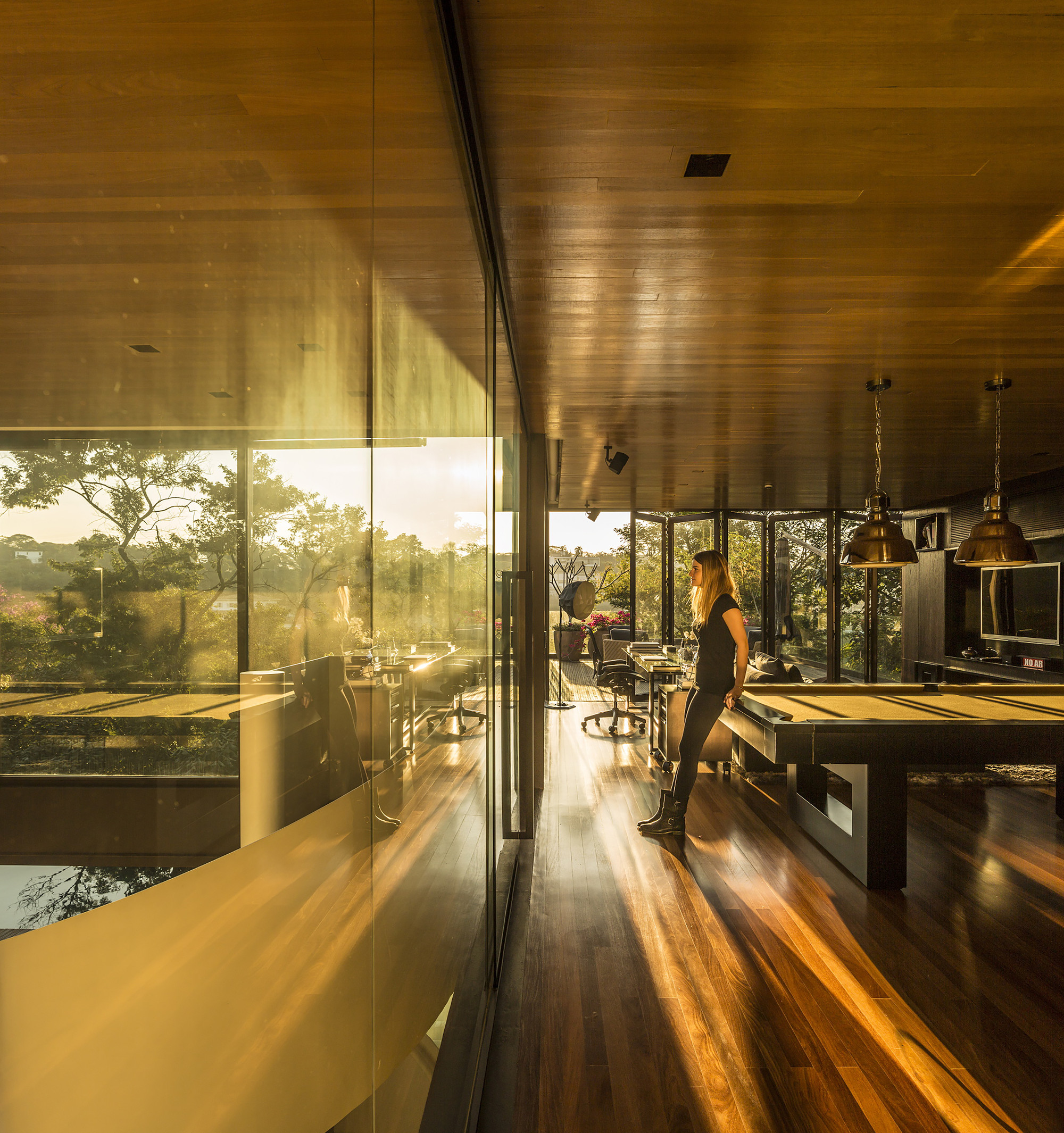 A Spectacular Home with Surprising Interior and Transparent Walls in São Paulo by Fernanda Marques Arquitetos Associados (21)