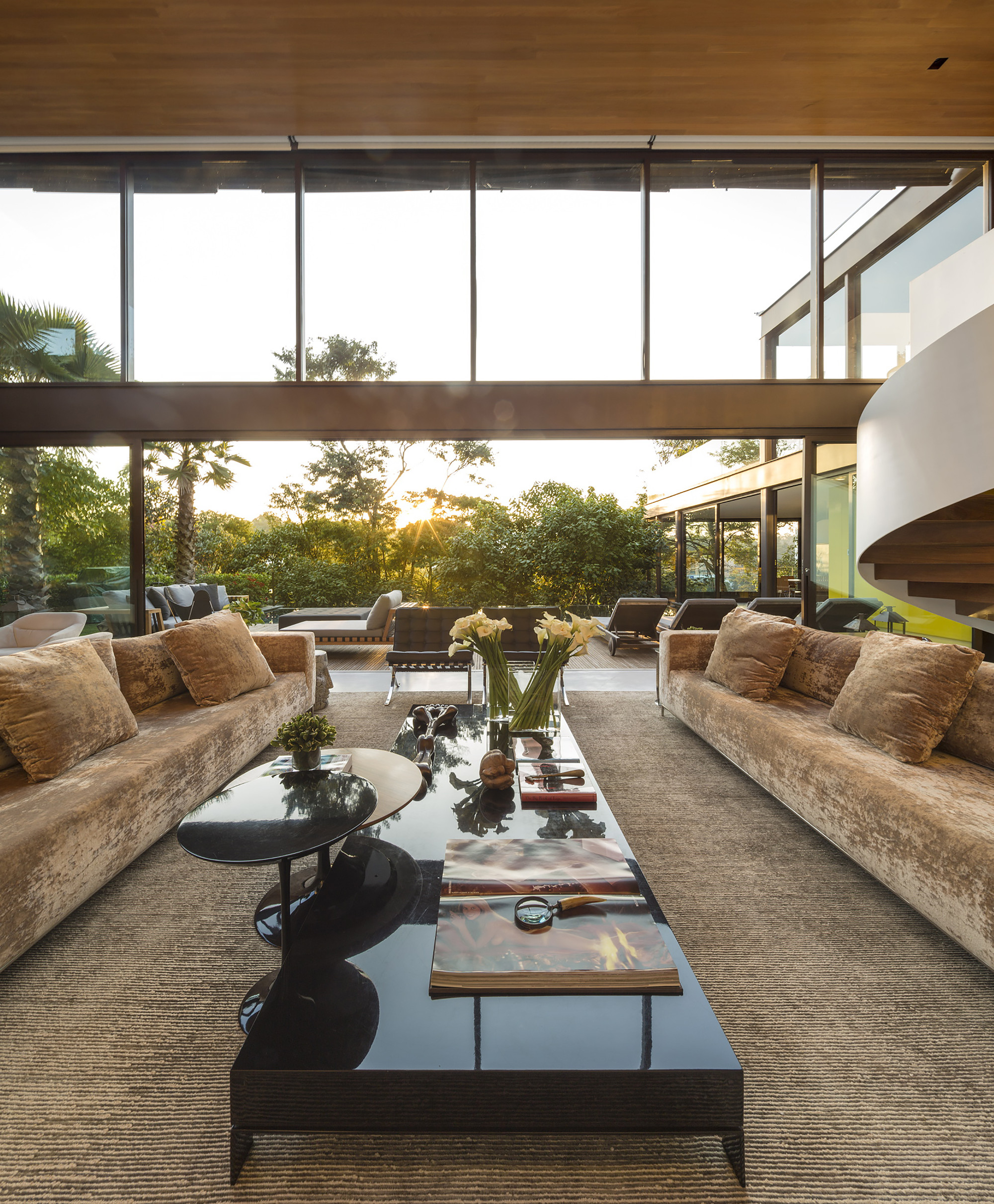 A Spectacular Home with Surprising Interior and Transparent Walls in São Paulo by Fernanda Marques Arquitetos Associados (22)