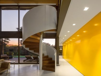 A Spectacular Home with Surprising Interior and Transparent Walls in São Paulo by Fernanda Marques Arquitetos Associados (24)