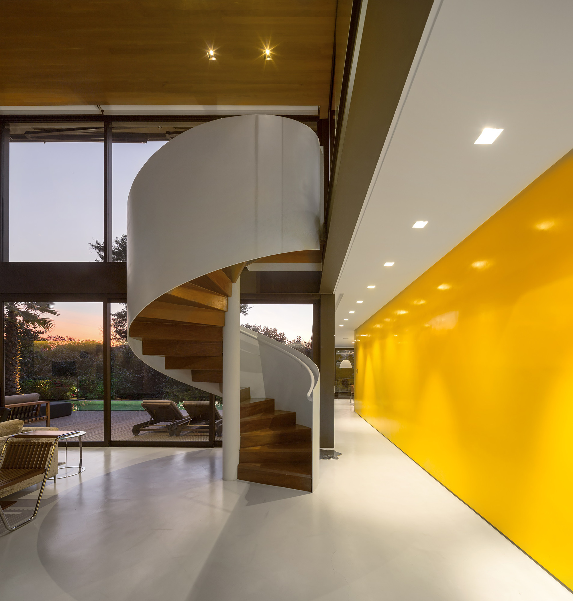 A Spectacular Home with Surprising Interior and Transparent Walls in São Paulo by Fernanda Marques Arquitetos Associados (24)