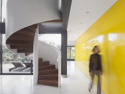 A Spectacular Home with Surprising Interior and Transparent Walls in São Paulo by Fernanda Marques Arquitetos Associados (25)