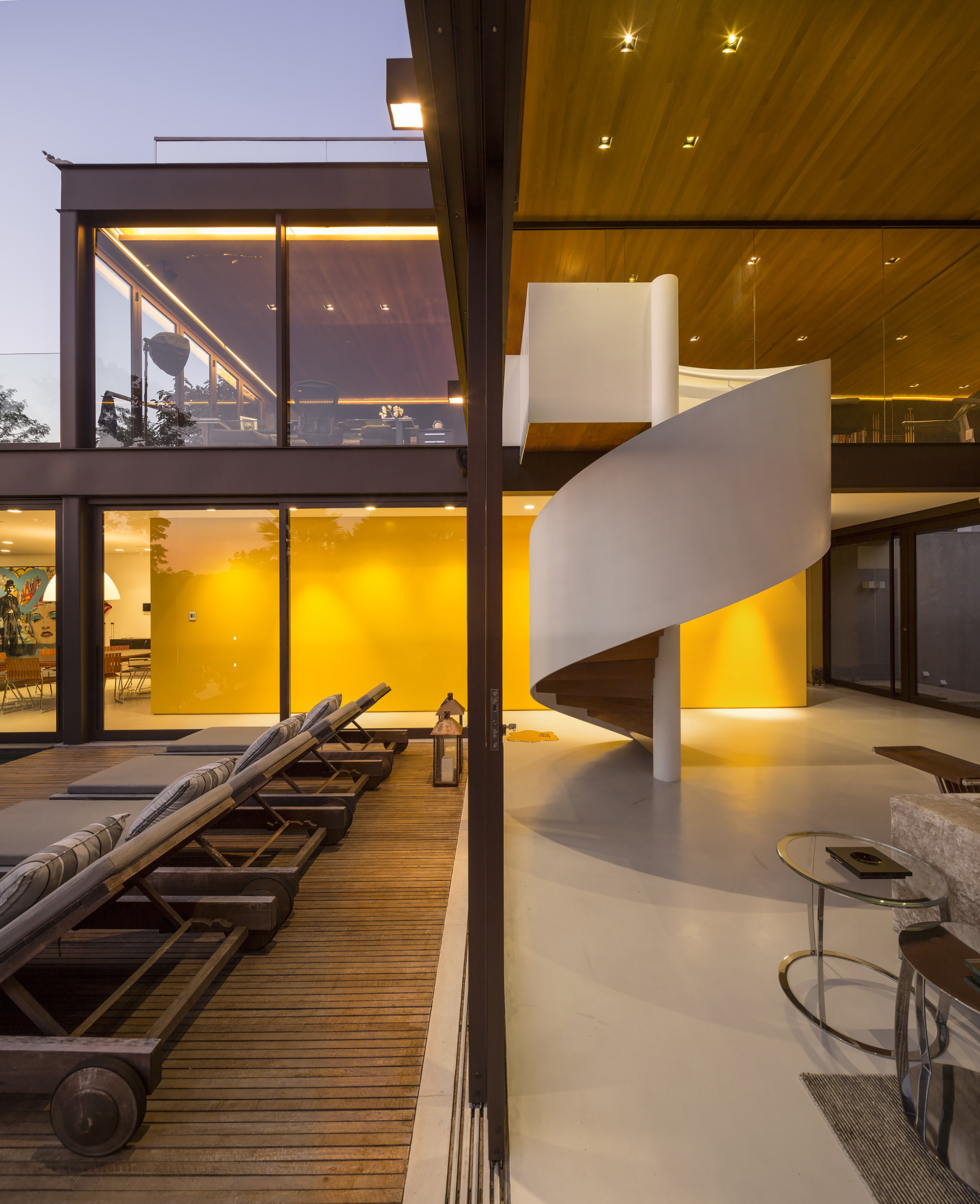 A Spectacular Home with Surprising Interior and Transparent Walls in São Paulo by Fernanda Marques Arquitetos Associados (27)