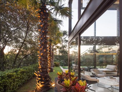 A Spectacular Home with Surprising Interior and Transparent Walls in São Paulo by Fernanda Marques Arquitetos Associados (28)