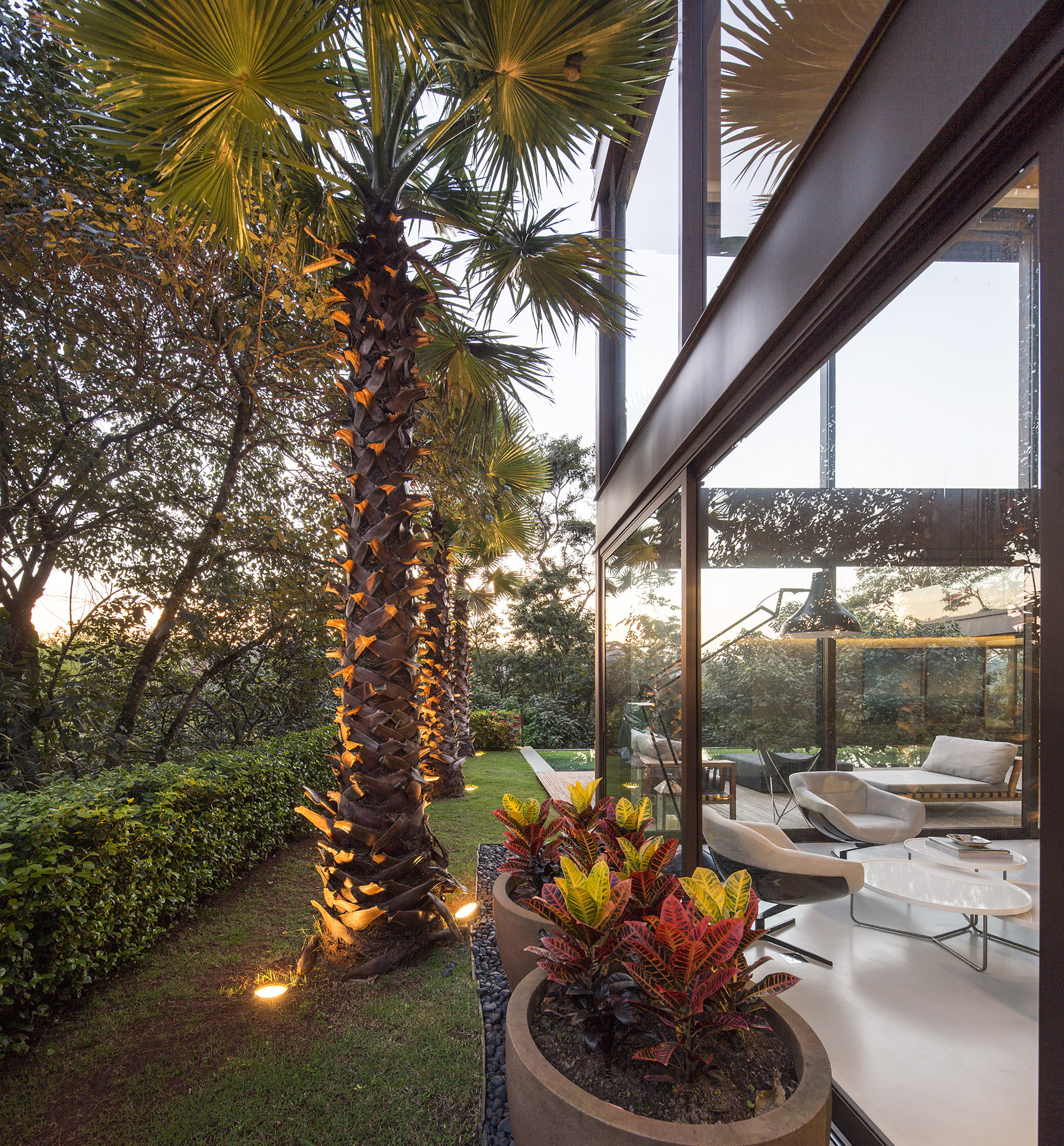 A Spectacular Home with Surprising Interior and Transparent Walls in São Paulo by Fernanda Marques Arquitetos Associados (28)