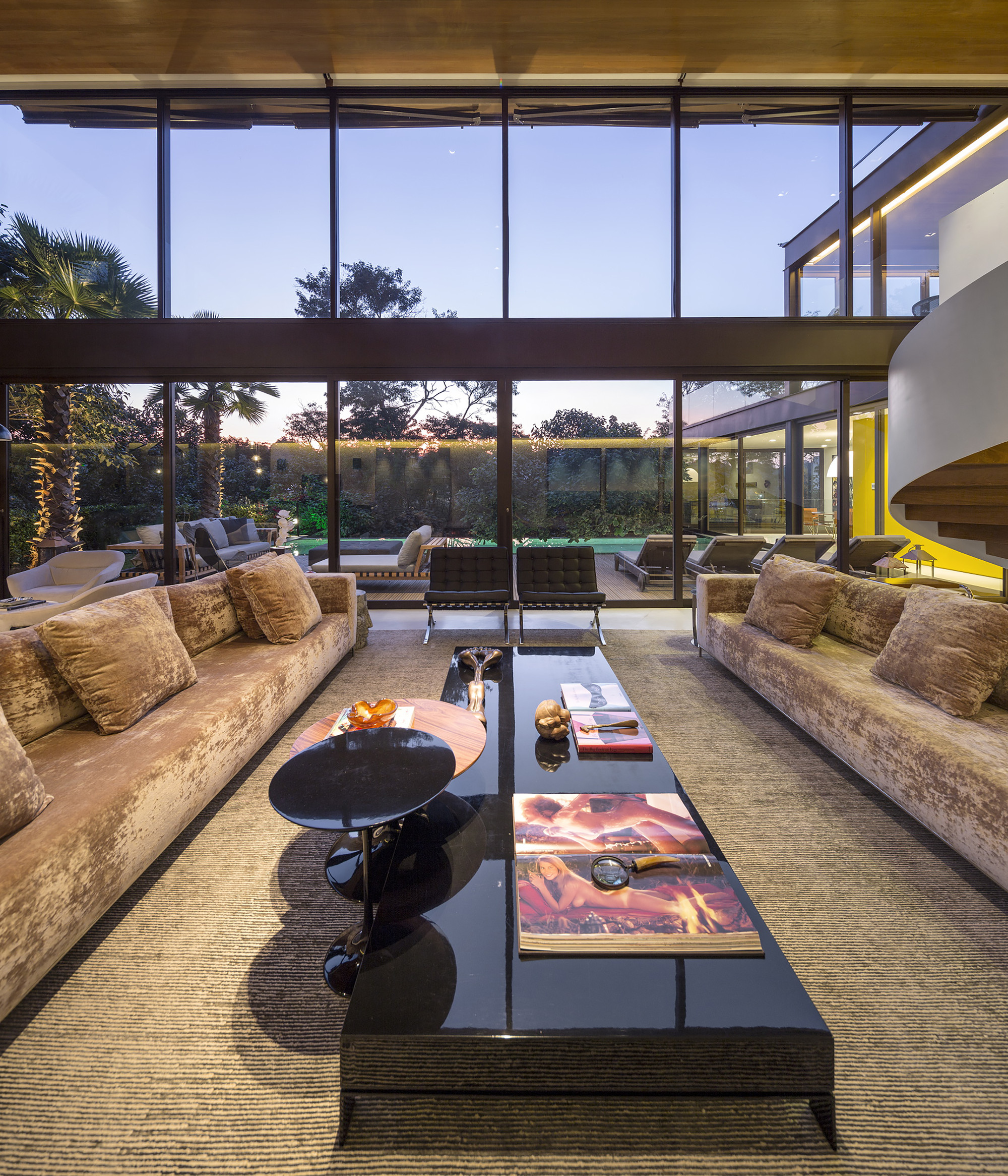 A Spectacular Home with Surprising Interior and Transparent Walls in São Paulo by Fernanda Marques Arquitetos Associados (29)