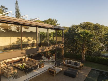 A Spectacular Home with Surprising Interior and Transparent Walls in São Paulo by Fernanda Marques Arquitetos Associados (3)