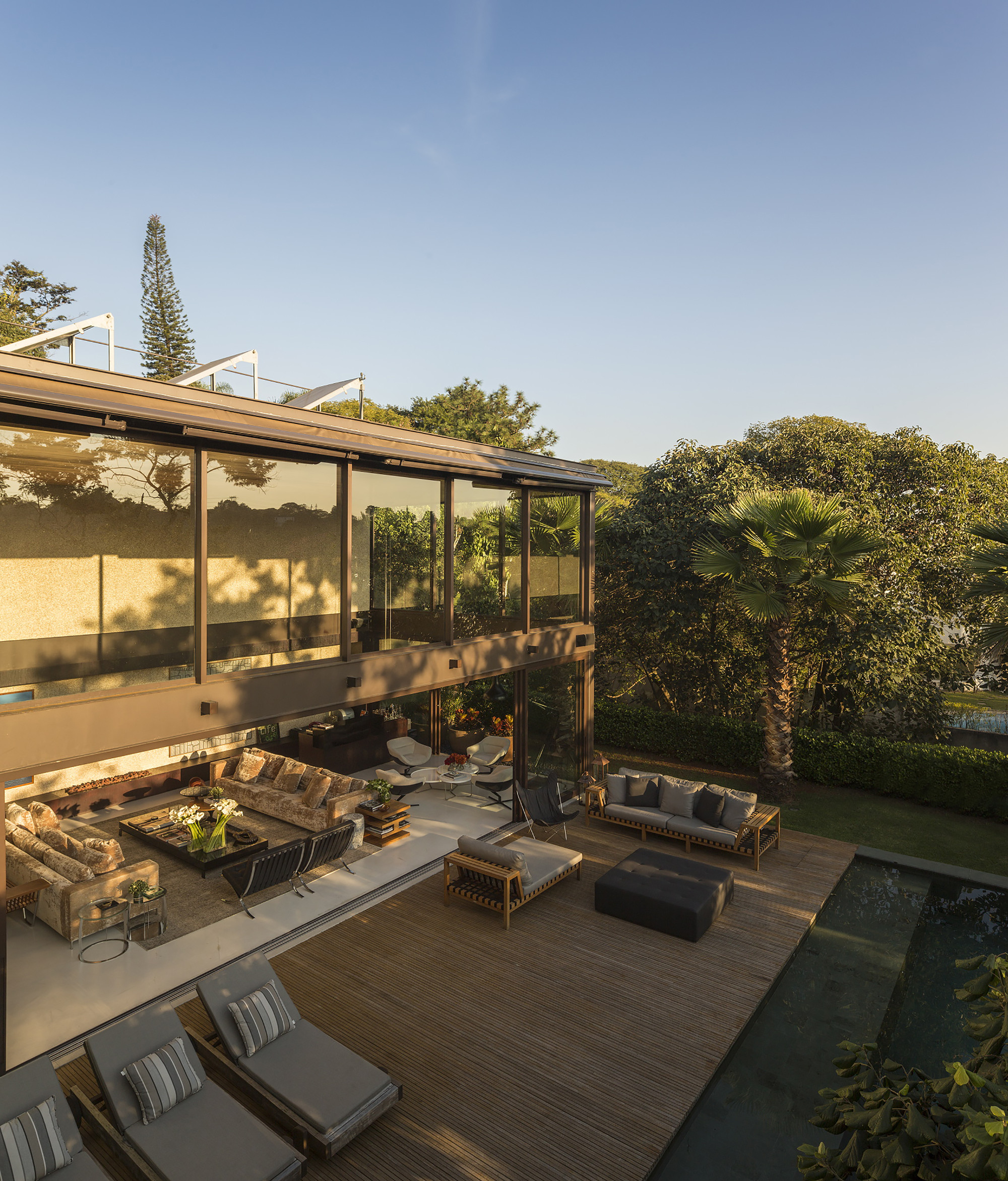 A Spectacular Home with Surprising Interior and Transparent Walls in São Paulo by Fernanda Marques Arquitetos Associados (3)