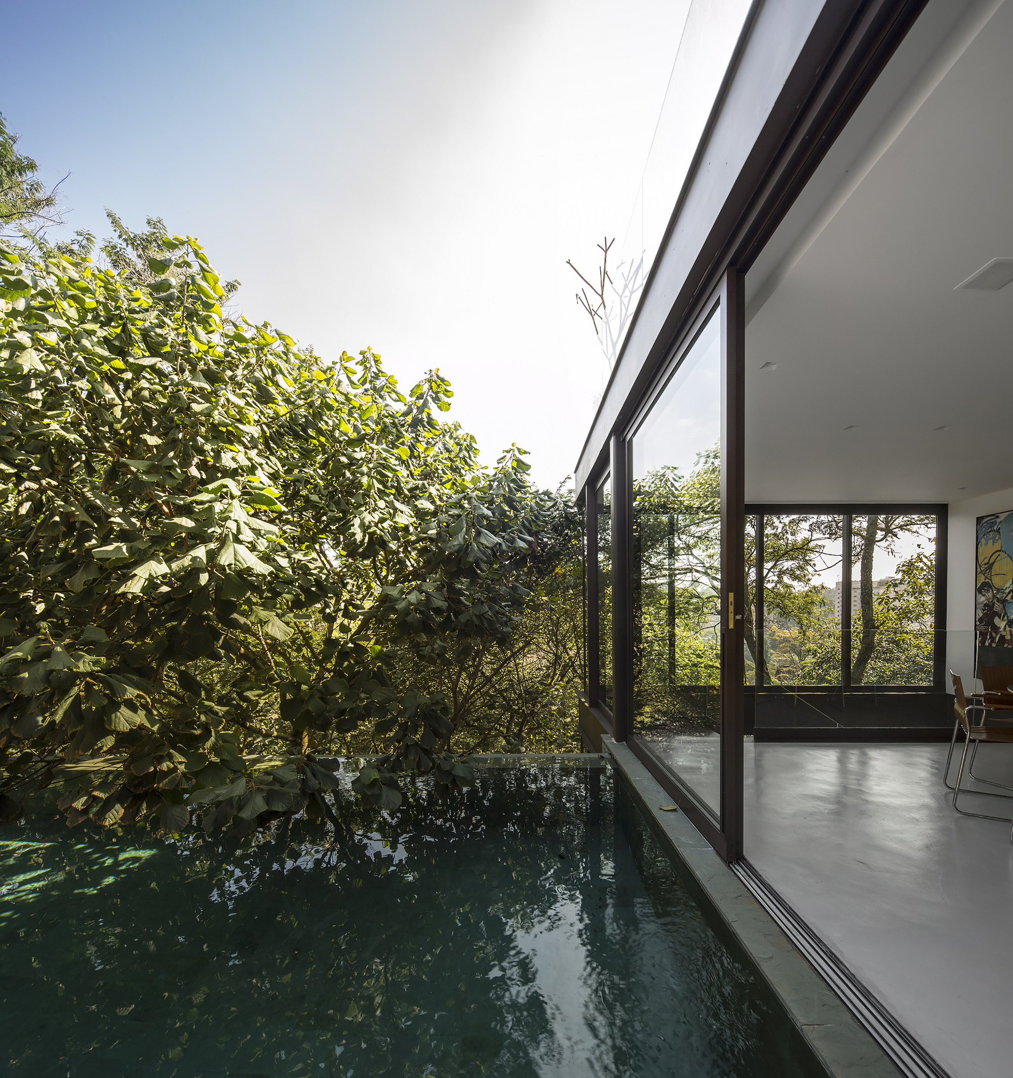 A Spectacular Home with Surprising Interior and Transparent Walls in São Paulo by Fernanda Marques Arquitetos Associados (4)