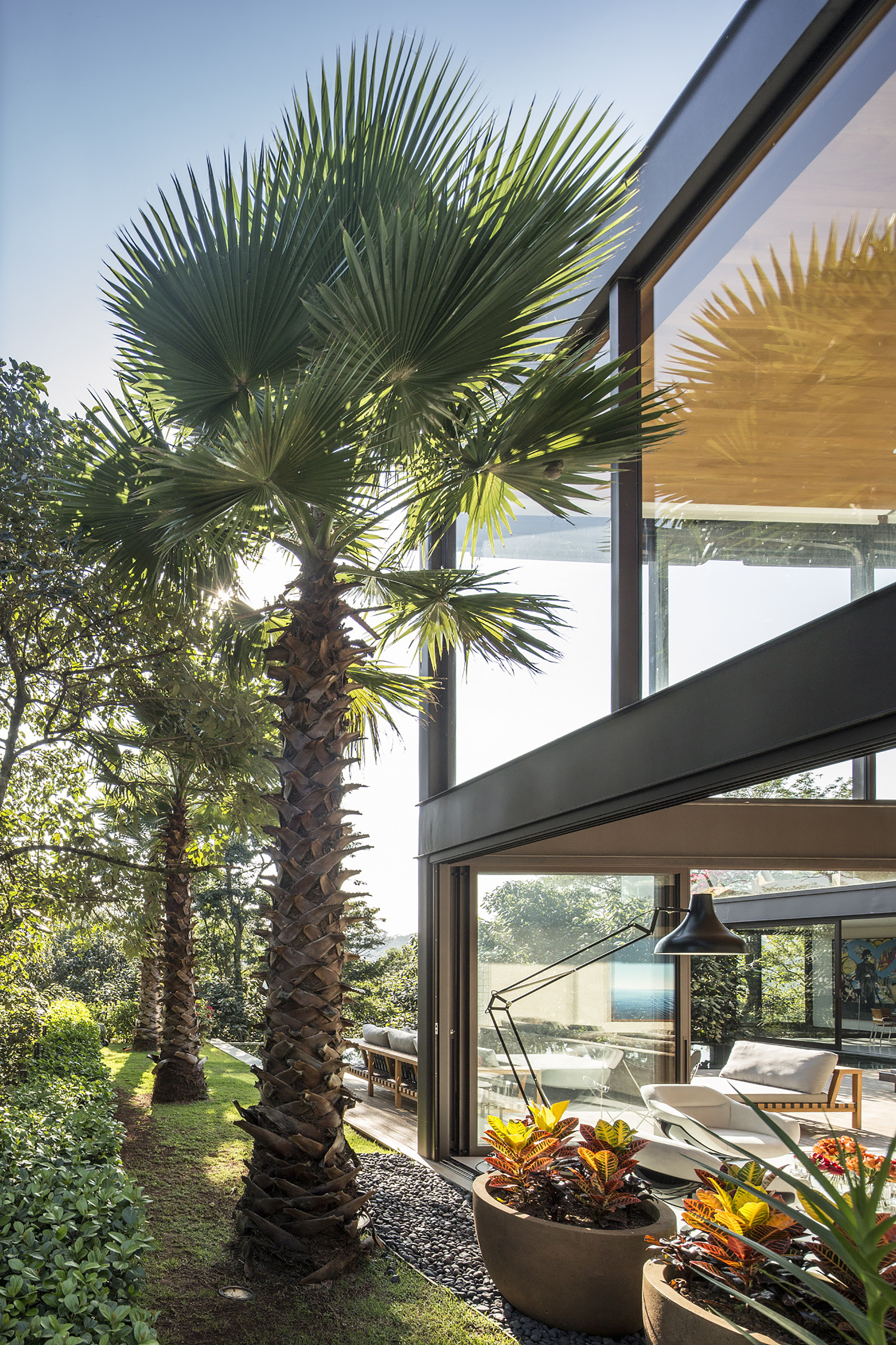 A Spectacular Home with Surprising Interior and Transparent Walls in São Paulo by Fernanda Marques Arquitetos Associados (5)