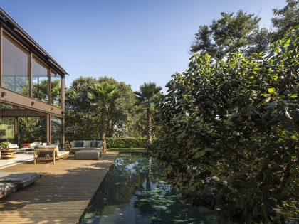 A Spectacular Home with Surprising Interior and Transparent Walls in São Paulo by Fernanda Marques Arquitetos Associados (7)