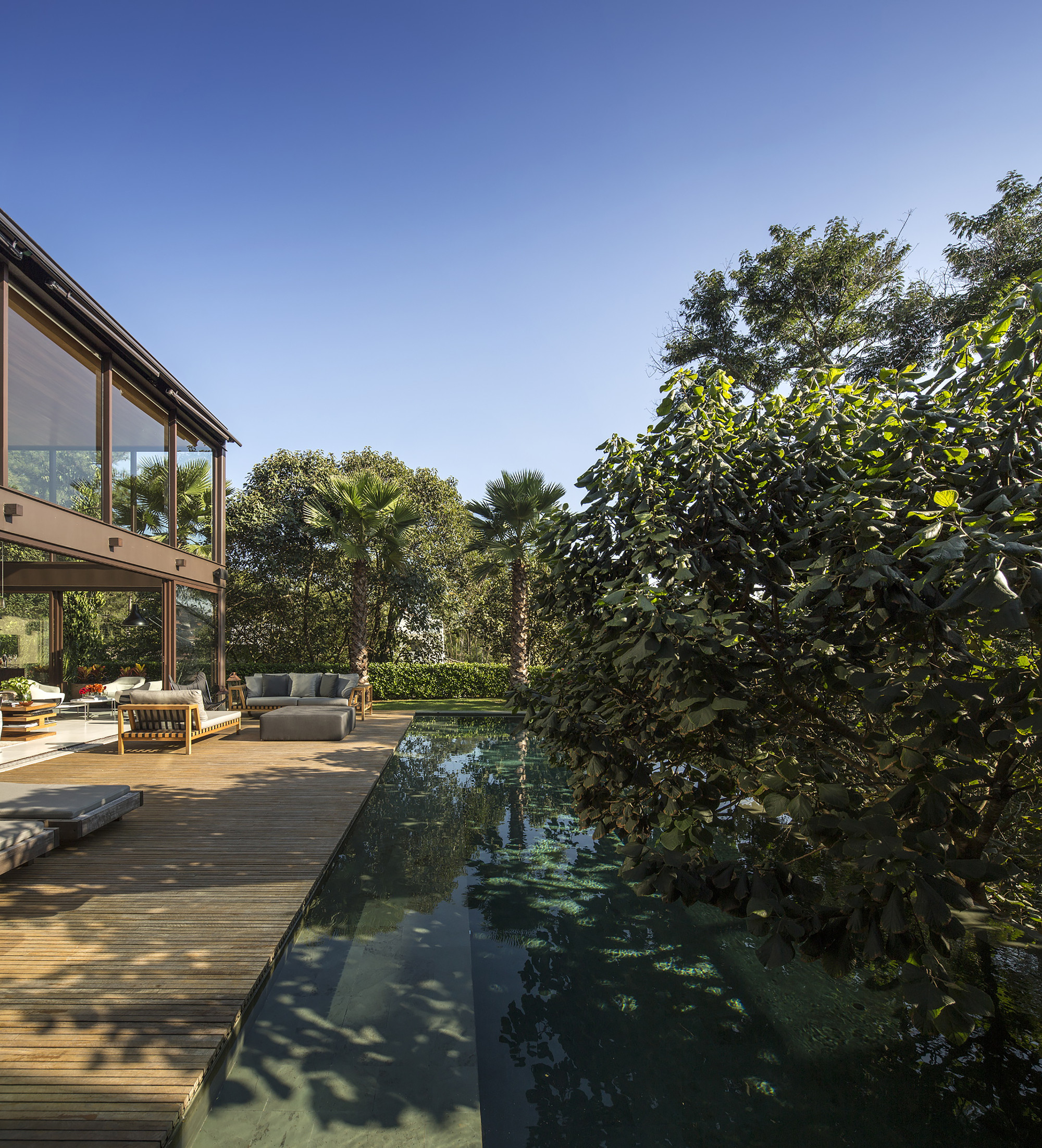 A Spectacular Home with Surprising Interior and Transparent Walls in São Paulo by Fernanda Marques Arquitetos Associados (7)