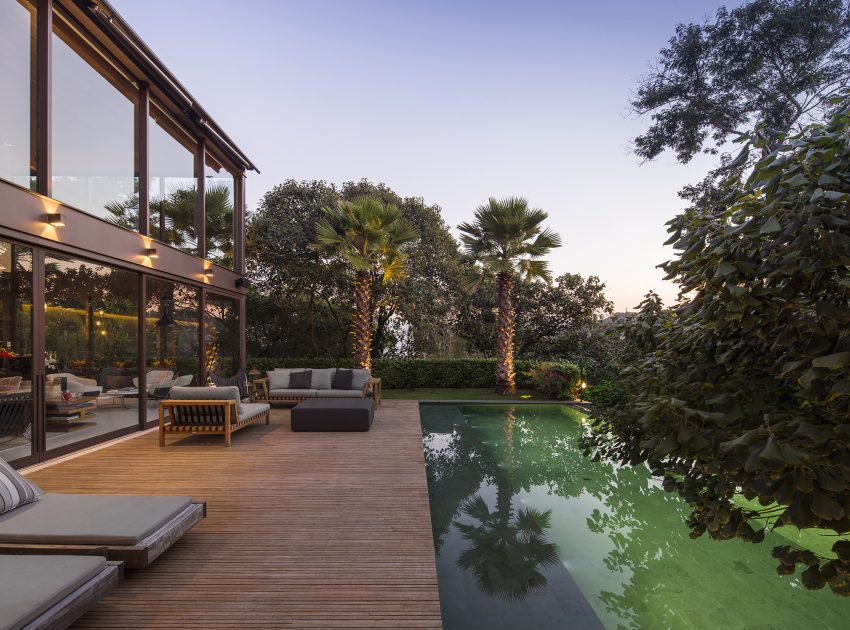 A Spectacular Home with Surprising Interior and Transparent Walls in São Paulo by Fernanda Marques Arquitetos Associados (8)