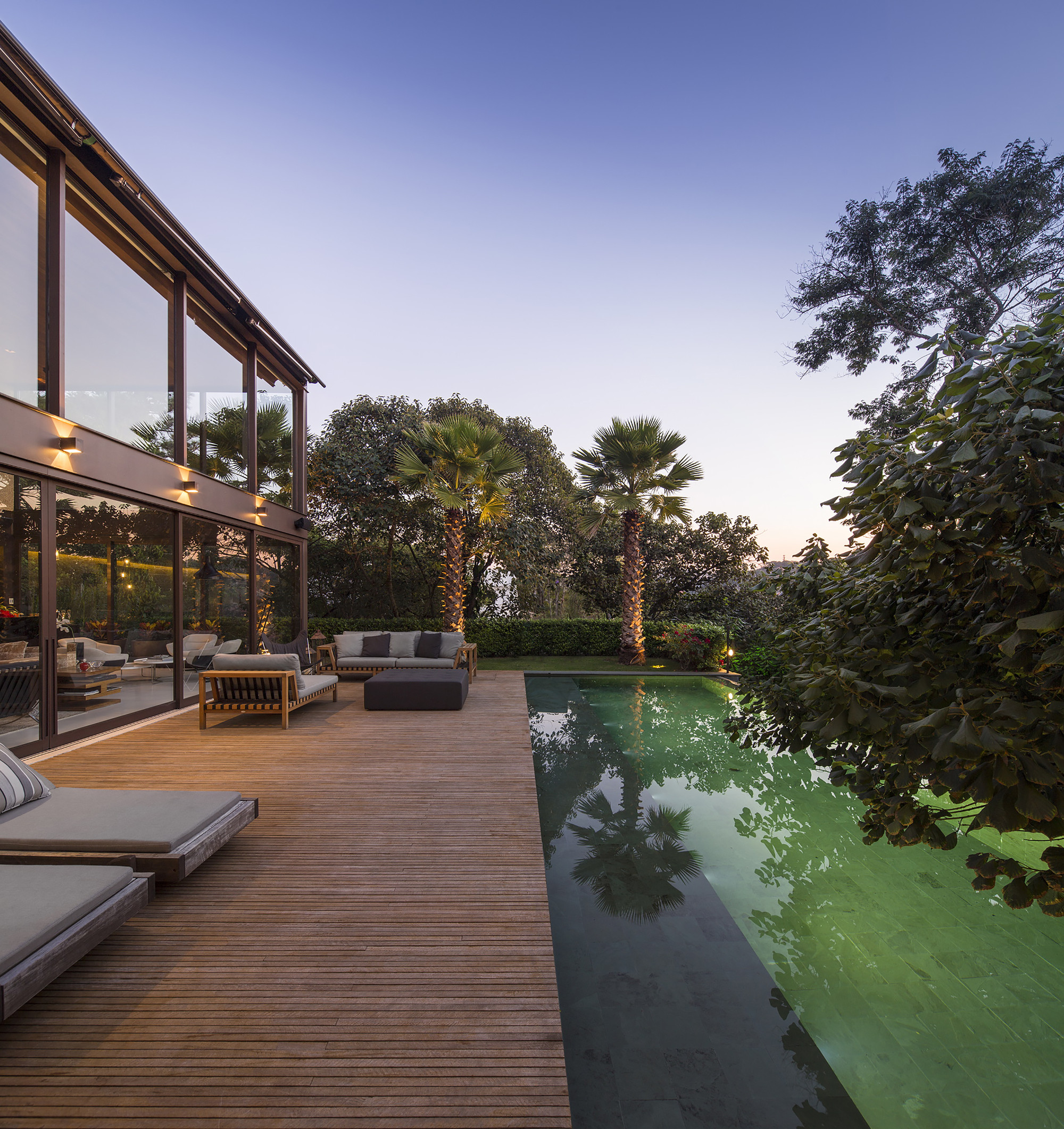 A Spectacular Home with Surprising Interior and Transparent Walls in São Paulo by Fernanda Marques Arquitetos Associados (8)