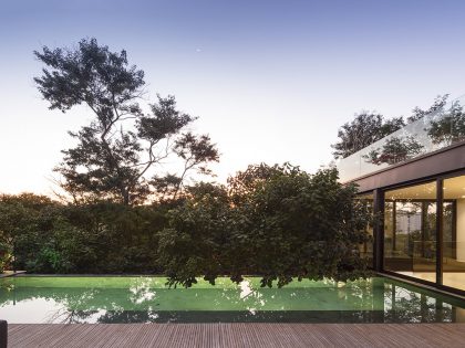 A Spectacular Home with Surprising Interior and Transparent Walls in São Paulo by Fernanda Marques Arquitetos Associados (9)