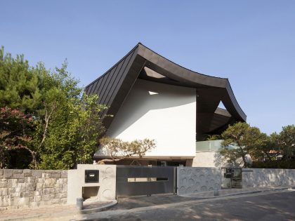 A Unique Contemporary Home with Large Courtyard and Cantilevered Roof in Seongnam