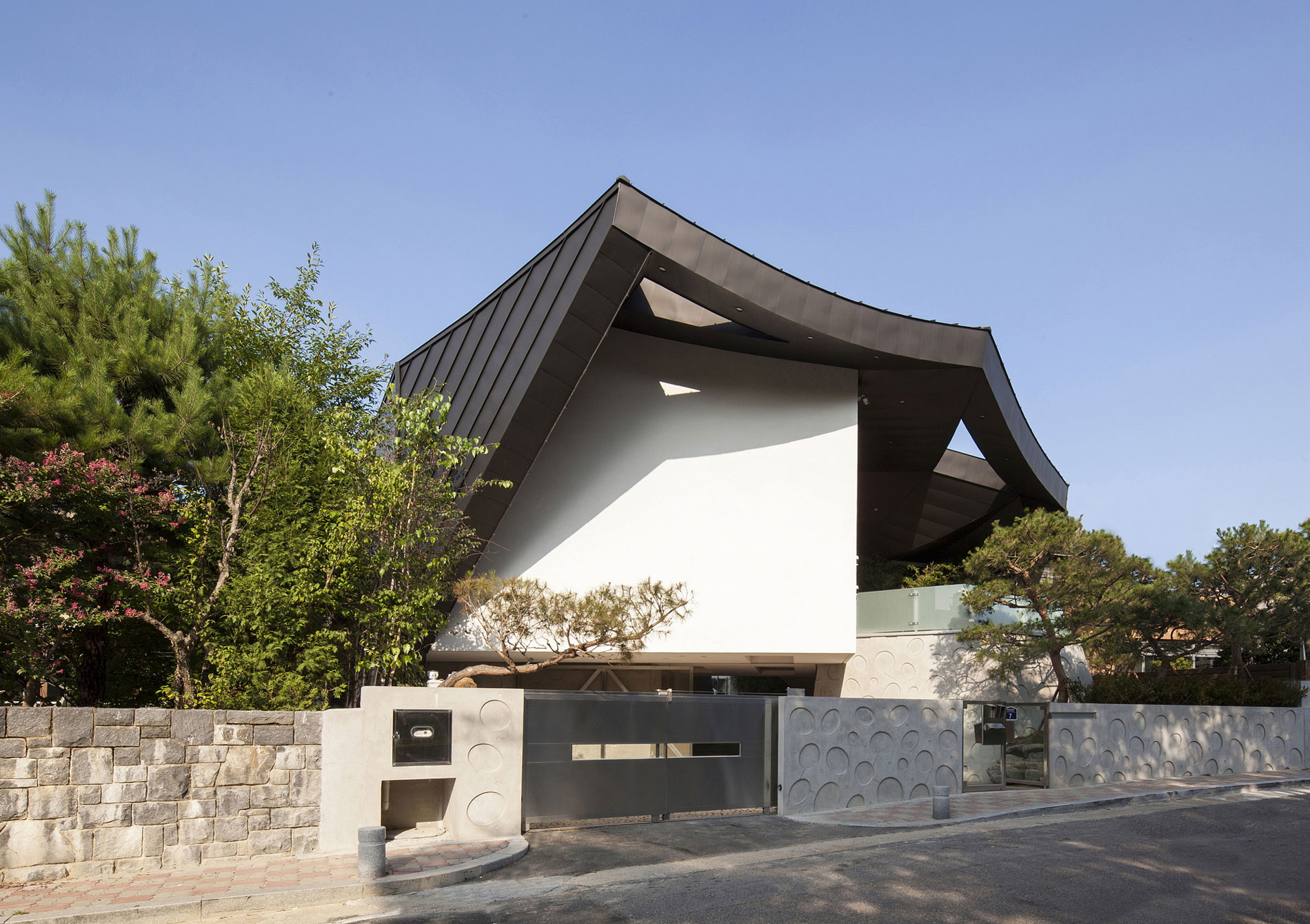 A Unique Contemporary Home with Large Courtyard and Cantilevered Roof in Seongnam by IROJE KHM Architects (1)