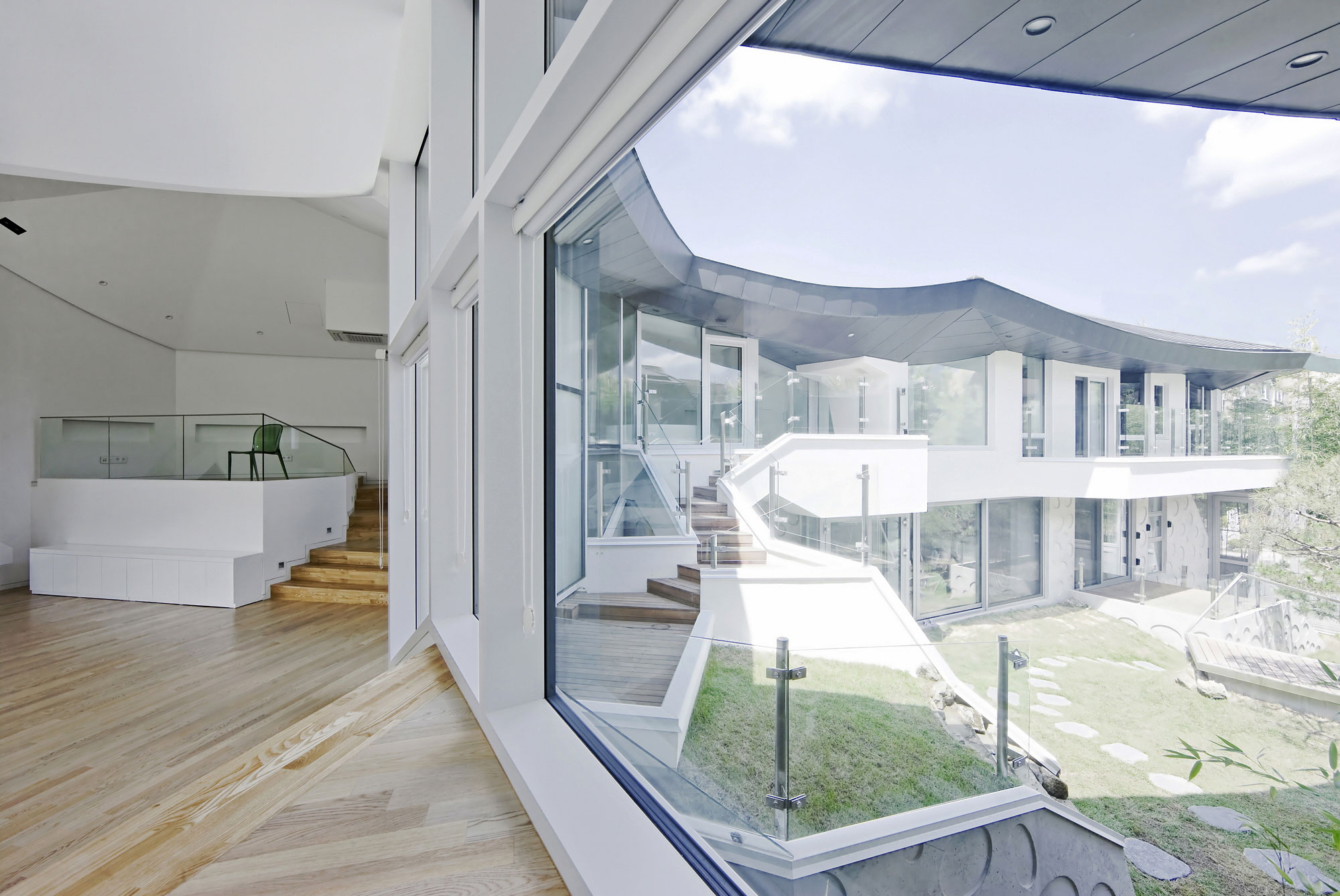 A Unique Contemporary Home with Large Courtyard and Cantilevered Roof in Seongnam by IROJE KHM Architects (10)