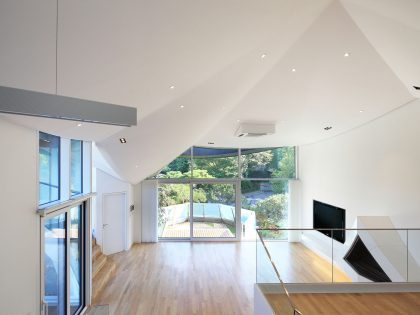 A Unique Contemporary Home with Large Courtyard and Cantilevered Roof in Seongnam by IROJE KHM Architects (11)