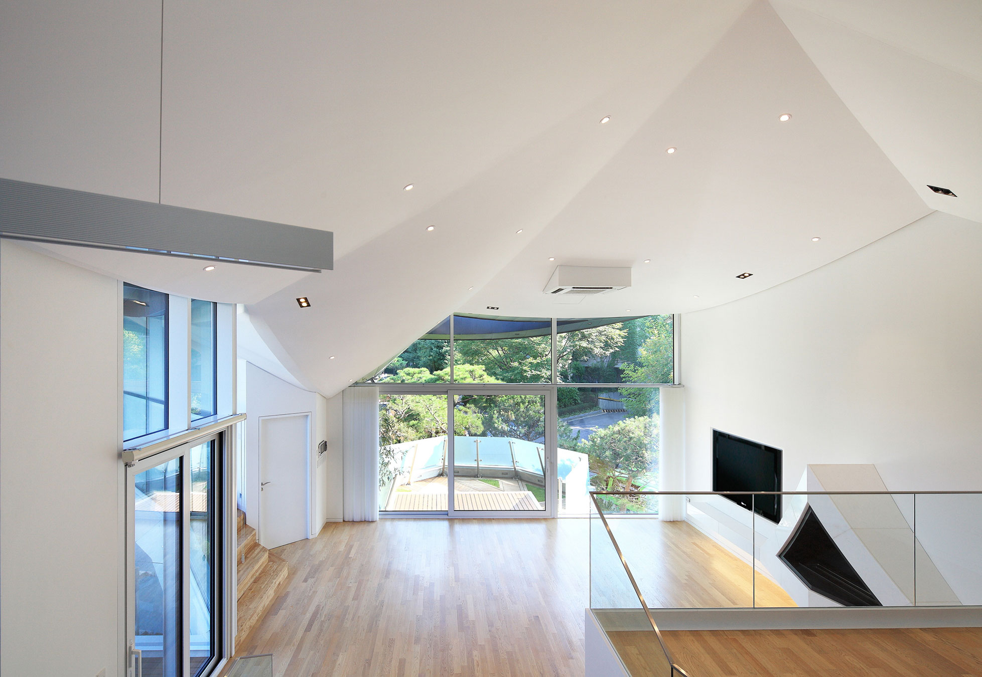 A Unique Contemporary Home with Large Courtyard and Cantilevered Roof in Seongnam by IROJE KHM Architects (11)