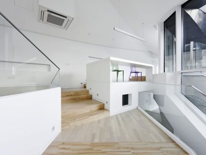 A Unique Contemporary Home with Large Courtyard and Cantilevered Roof in Seongnam by IROJE KHM Architects (12)