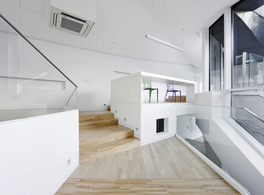 A Unique Contemporary Home with Large Courtyard and Cantilevered Roof in Seongnam by IROJE KHM Architects (12)