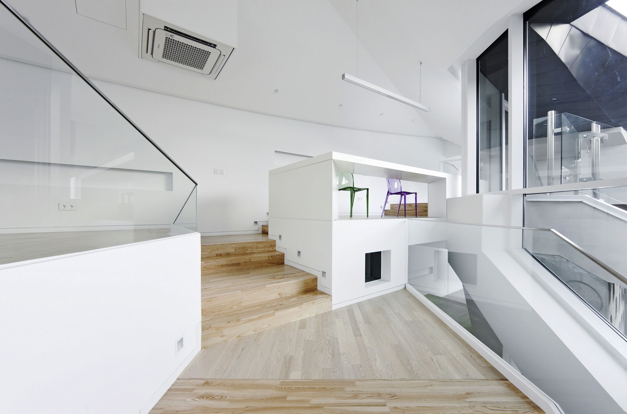 A Unique Contemporary Home with Large Courtyard and Cantilevered Roof in Seongnam by IROJE KHM Architects (12)