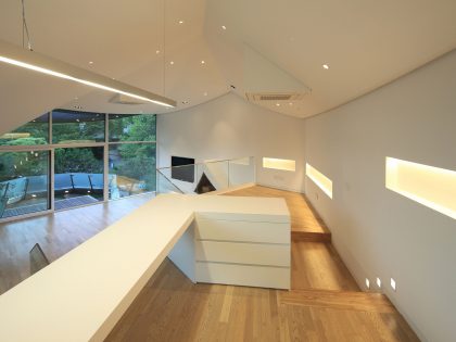 A Unique Contemporary Home with Large Courtyard and Cantilevered Roof in Seongnam by IROJE KHM Architects (13)