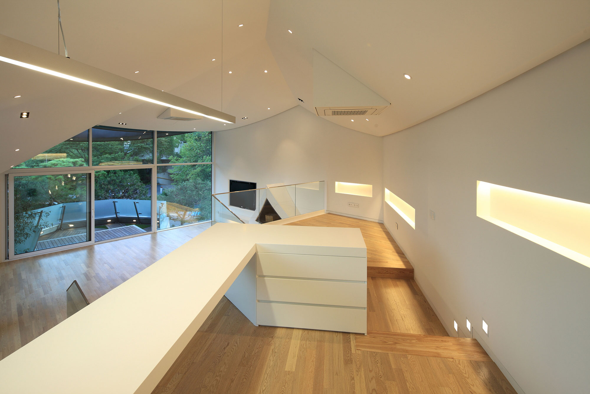A Unique Contemporary Home with Large Courtyard and Cantilevered Roof in Seongnam by IROJE KHM Architects (13)