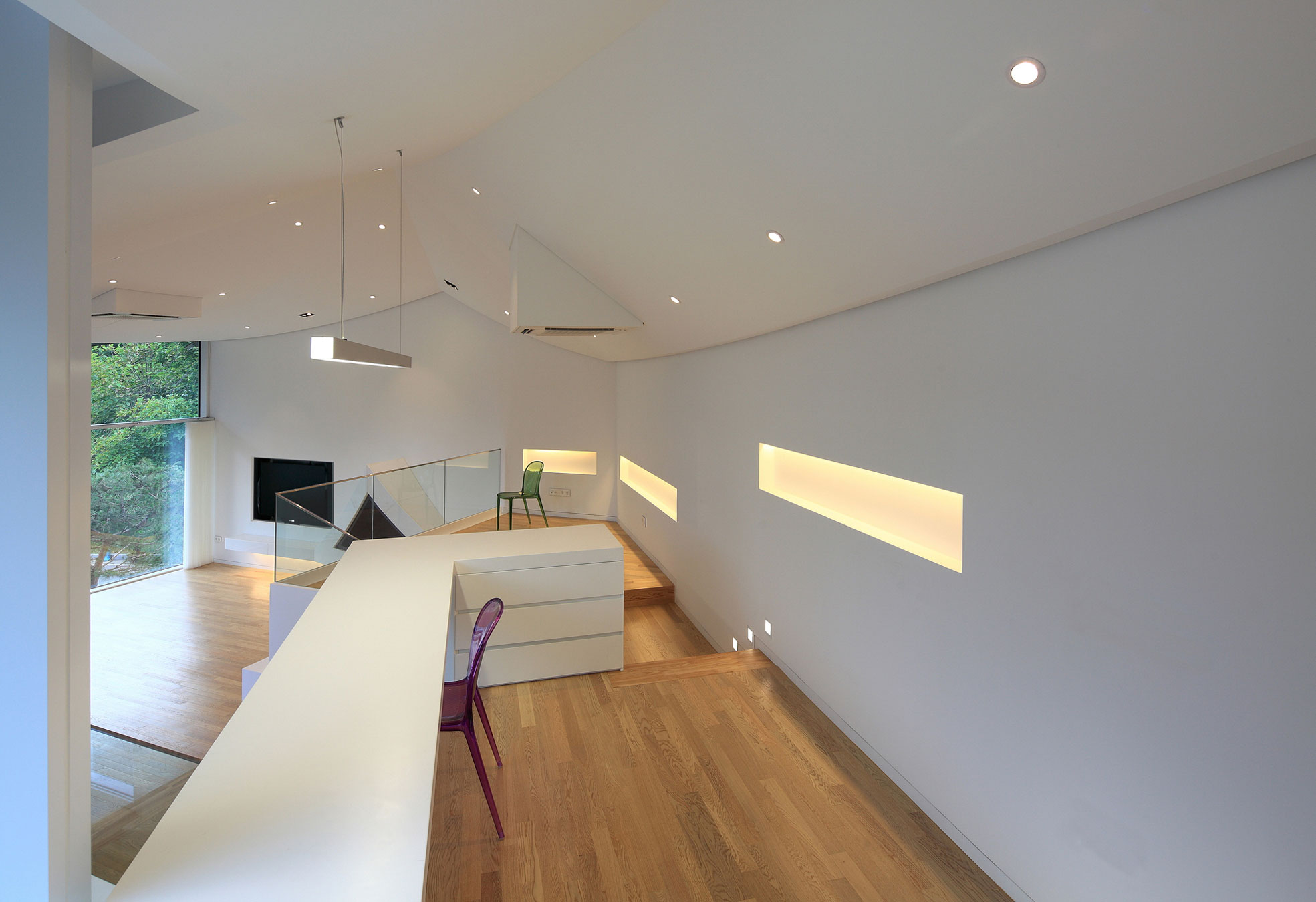 A Unique Contemporary Home with Large Courtyard and Cantilevered Roof in Seongnam by IROJE KHM Architects (14)