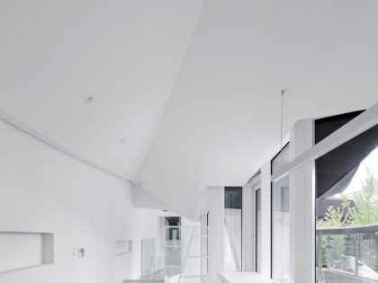 A Unique Contemporary Home with Large Courtyard and Cantilevered Roof in Seongnam by IROJE KHM Architects (15)