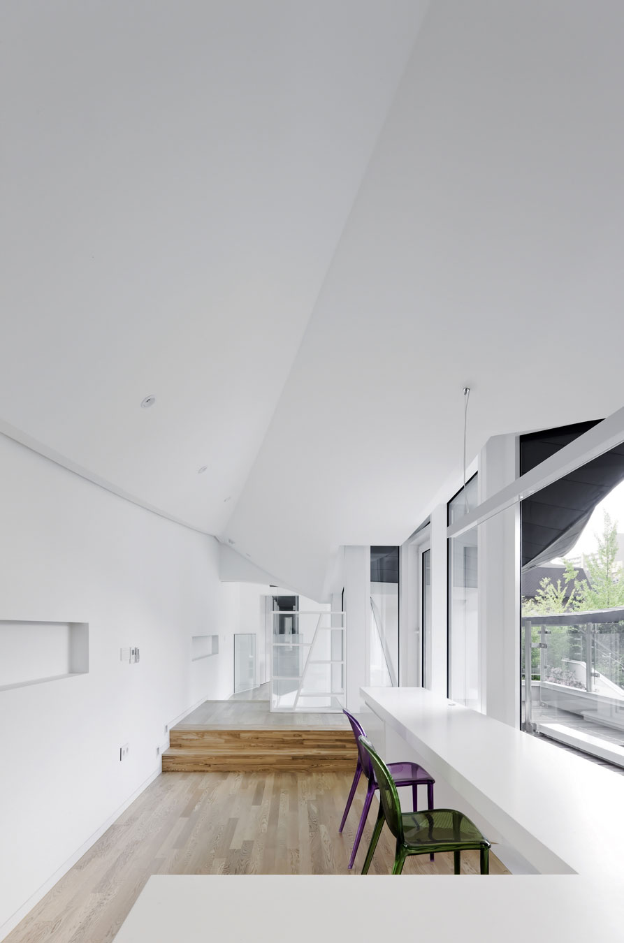 A Unique Contemporary Home with Large Courtyard and Cantilevered Roof in Seongnam by IROJE KHM Architects (15)
